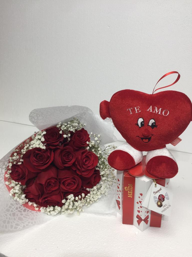 Ramo 12 Rosas ms Bombones Heidi Bouquet de 140 Grs y Peluche Corazn